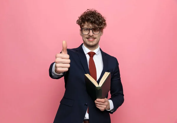 Elegant Ung Affärsman Marinblå Kostym Bär Glasögon Läsa Bok Och — Stockfoto