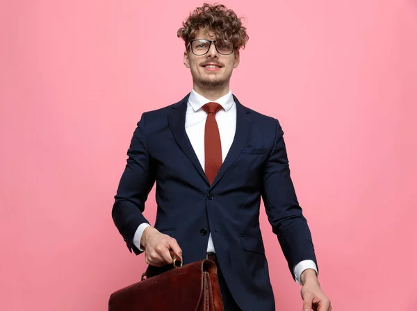 Feliz Joven Hombre Negocios Traje Azul Marino Con Gafas Sosteniendo —  Fotos de Stock