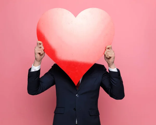 Élégant Homme Affaires Costume Couvrant Visage Avec Grand Coeur Rouge — Photo