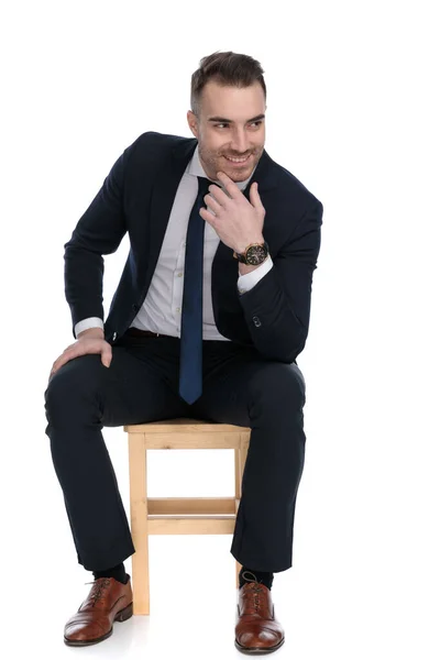 Wesoły Biznesmen Śmiejący Się Ręki Podbródku Siedząc Krześle Białym Studio — Zdjęcie stockowe