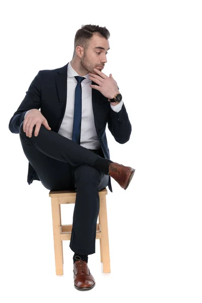 Příjemný Podnikatel Odvrací Pohled Rukou Bradě Zatímco Sedí Židli Bílém — Stock fotografie
