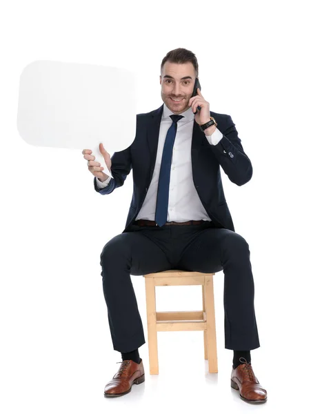 Empresário Sorrindo Falando Telefone Segurando Bolha Fala Enquanto Sentado Uma — Fotografia de Stock