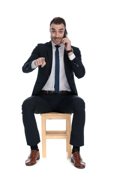 Bello Uomo Affari Che Parla Telefono Indica Avanti Mentre Seduto — Foto Stock