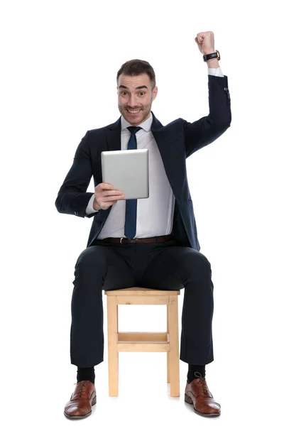 Empresário Alegre Comemorando Com Tablet Mão Enquanto Senta Uma Cadeira — Fotografia de Stock