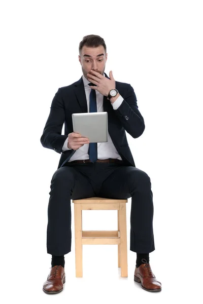 Překvapený Podnikatel Drží Tablet Lapal Dechu Zakrývá Ústa Zatímco Sedí — Stock fotografie