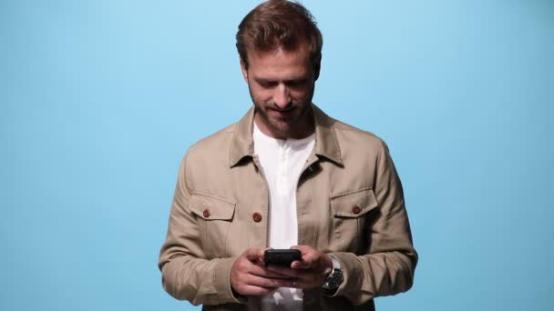 Young Casual Guy Writing Message His Phone Looking Camera Giving — Stock Video