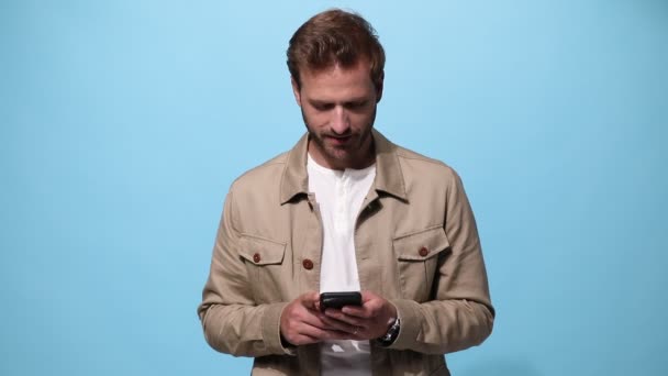 Aantrekkelijke Casual Man Met Zijn Telefoon Sms Het Lachen Kijken — Stockvideo