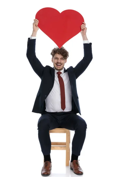 Opgewonden Zakenman Met Een Groot Rood Hart Overhead Zitten Een — Stockfoto