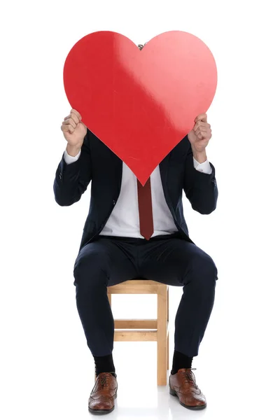 Hombre Negocios Escondiendo Cara Detrás Gran Corazón Rojo Sentado Sobre — Foto de Stock
