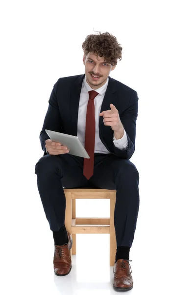 Atractivo Hombre Negocios Sosteniendo Tableta Apuntando Cámara Sonriendo Sentado Sobre —  Fotos de Stock