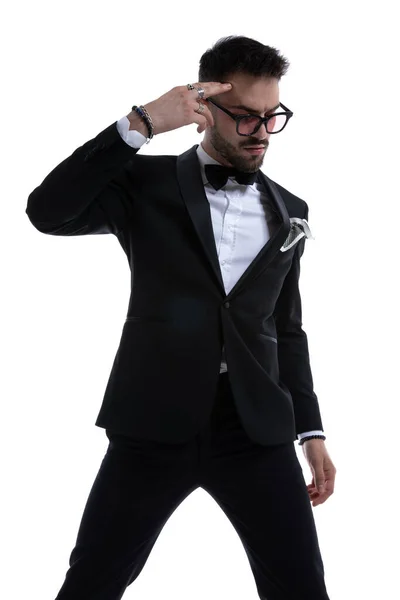 Cool Unshaved Guy Tuxedo Looking Pointing Fingers Head Standing Posing — Stock Photo, Image