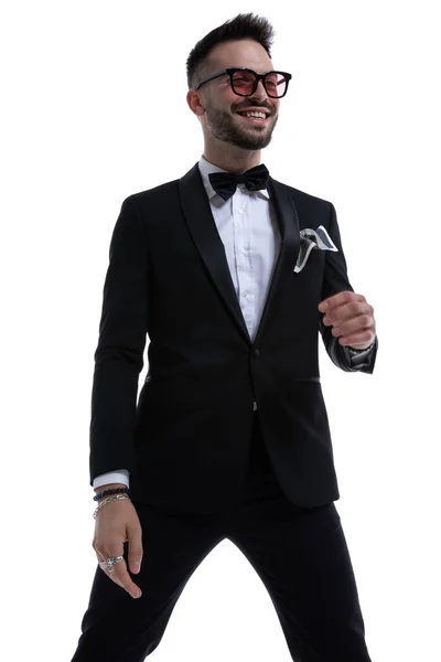 Šťastný Elegantní Muž Smokingu Hledá Straně Usmívá Drží Ruce Módní — Stock fotografie