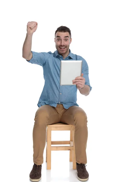 Alegre Homem Casual Inteligente Segurando Tablet Celebrando Com Punho Enquanto — Fotografia de Stock