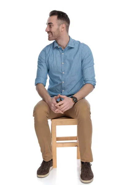 Beyaz Stüdyo Arka Planında Bir Sandalyede Otururken Gülümseyen Dinleyen Zeki — Stok fotoğraf