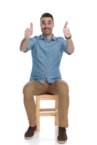 Alegre Inteligente Casual Homem Dando Duplo Polegares Para Cima Sorrindo — Fotografia de Stock