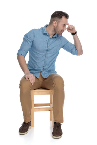 Chateado Homem Casual Inteligente Franzindo Testa Apontando Para Sua Testa — Fotografia de Stock