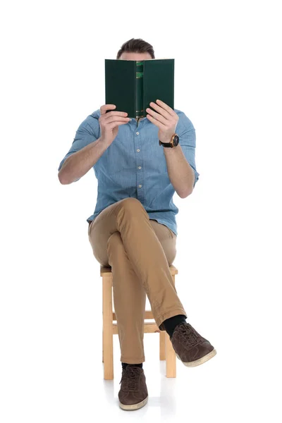 Junger Smarter Lässiger Mann Bedeckt Sein Gesicht Mit Einem Buch — Stockfoto