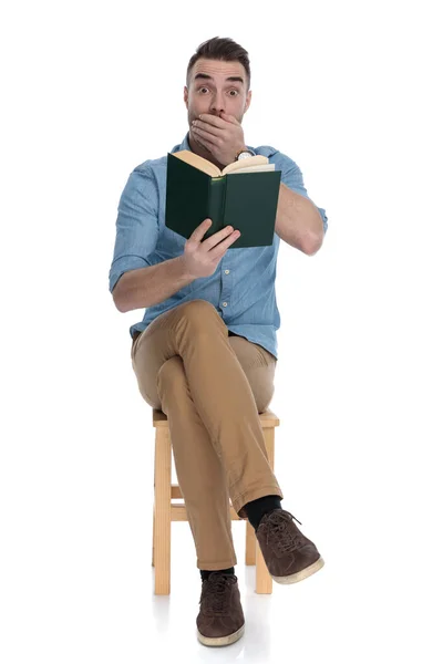 Schockierter Intelligenter Lässiger Mann Der Ein Buch Liest Und Keuchend — Stockfoto