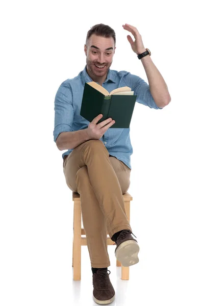 Heiter Intelligenter Lässiger Mann Der Ein Buch Liest Und Lacht — Stockfoto