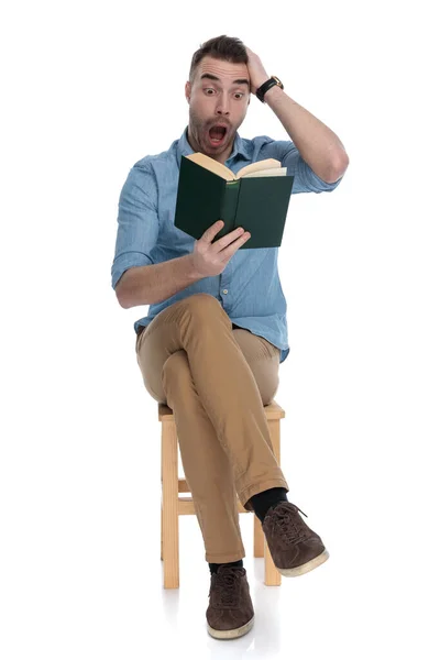 Increíble Hombre Casual Inteligente Leyendo Libro Gritando Sosteniendo Mano Cabeza —  Fotos de Stock