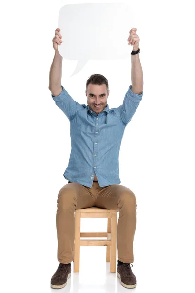 Orgulhoso Homem Casual Inteligente Segurando Seixo Bolha Acima Cabeça Sorrindo — Fotografia de Stock