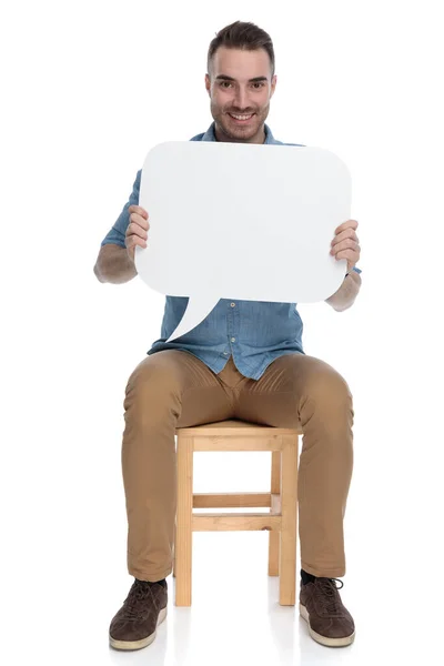 Positivo Intelligente Uomo Casuale Sorridente Tenendo Una Bolla Discorso Vuoto — Foto Stock