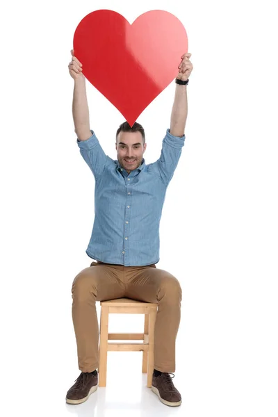 Glada Smart Casual Man Håller Hjärtat Form Över Huvudet Och — Stockfoto
