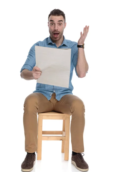 Increíble Hombre Casual Inteligente Leyendo Periódico Gritando Mientras Está Sentado — Foto de Stock