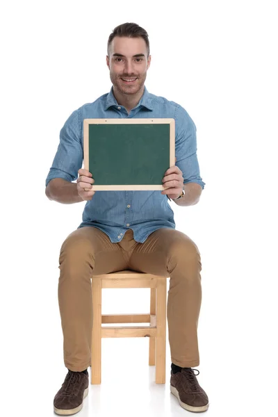 Felice Uomo Casuale Intelligente Sorridente Tenendo Lavagna Mentre Seduto Una — Foto Stock