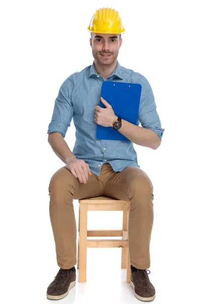 Homem Casual Inteligente Positivo Segurando Prancheta Sorrindo Vestindo Capacete Segurança — Fotografia de Stock