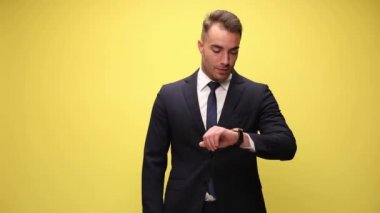 Seksi iş adamı saatini kontrol ediyor ve şok oluyor, kafasına vuruyor ve sarı arka planda patlayan bir kafa sallıyor.