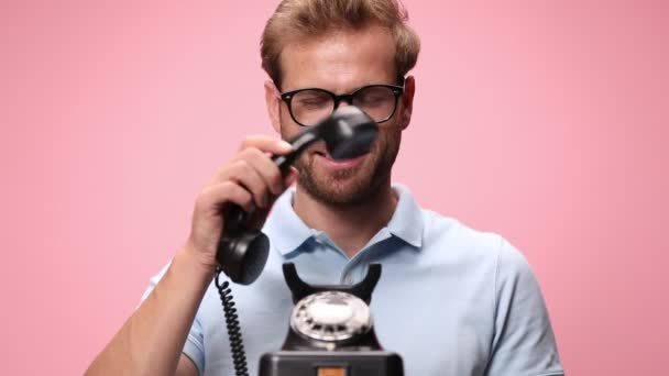 Glücklicher Junger Lässiger Mann Blauem Polohemd Der Ein Altes Telefon — Stockvideo
