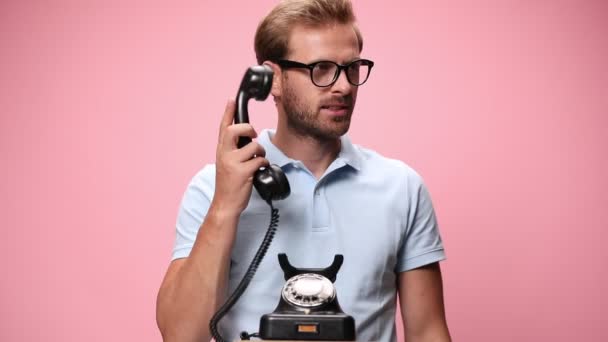 Sorprendido Joven Hombre Casual Polo Azul Hablando Viejo Teléfono Giratorio — Vídeo de stock