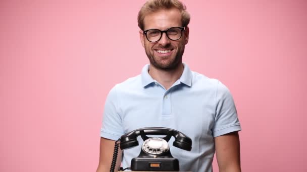 Uomo Casual Sorridente Polo Blu Rispondendo Vecchio Telefono Rotante Facendo — Video Stock