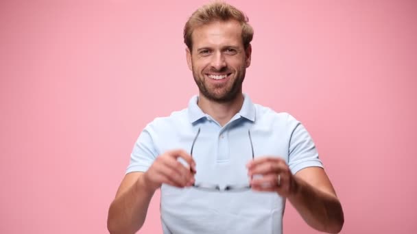 Szczęśliwy Młody Swobodny Mężczyzna Niebieskiej Koszuli Polo Zakładający Okulary Uśmiechający — Wideo stockowe