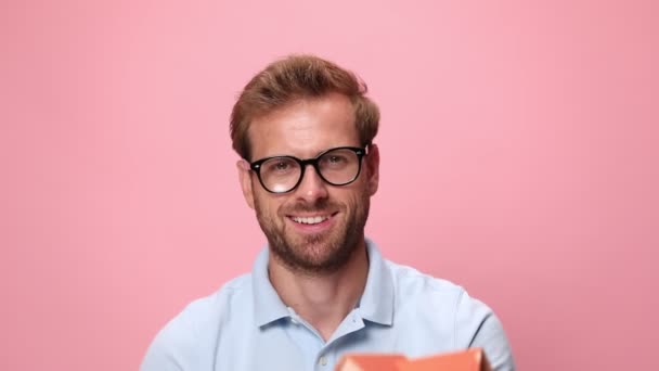 Usmívající Mladý Ležérní Muž Modré Polo Košile Prezentující Dům Model — Stock video