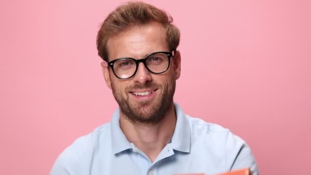 Homem Feliz Casual Camisa Pólo Azul Usando Óculos Apontando Dedo — Vídeo de Stock