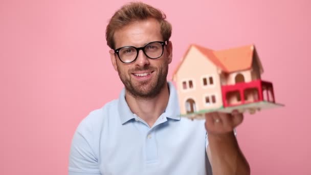 Feliz Chico Casual Joven Polo Azul Con Gafas Presentación Casa — Vídeo de stock