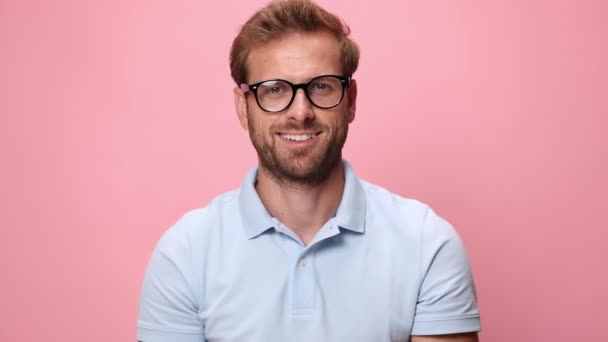 Feliz Joven Casual Hombre Polo Azul Sosteniendo Alcancía Recomendando Señalando — Vídeo de stock