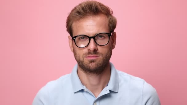 Junger Lässiger Mann Blauem Polohemd Mit Brille Auf Rosa Hintergrund — Stockvideo