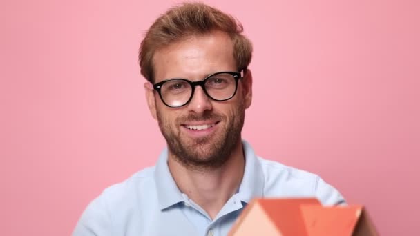 Hombre Casual Feliz Polo Azul Con Gafas Sosteniendo Modelo Casa — Vídeos de Stock