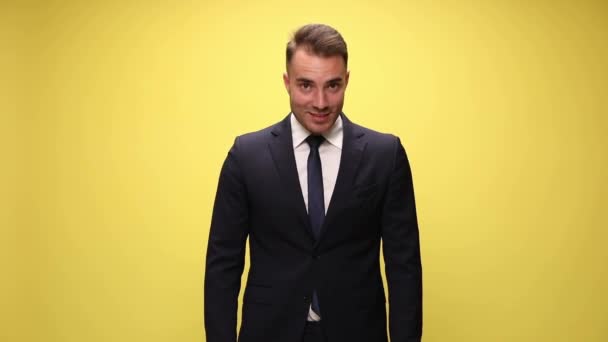 Empresário Sexy Levantando Cabeça Chão Sorrindo Dando Polegar Para Cima — Vídeo de Stock
