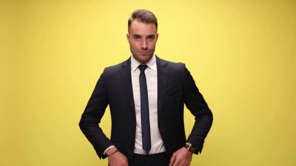 Vonzó Fiatal Üzletember Stílusban Zárja Kabátját Mosolyog Félrenéz Zsebébe Dugja — Stock videók