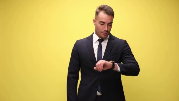 Empresário Sexy Verificando Tempo Seu Relógio Sendo Chocado Batendo Cabeça — Vídeo de Stock