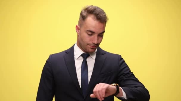 Jovem Empresário Bonito Verificando Tempo Seu Relógio Sendo Chocado Apontando — Vídeo de Stock