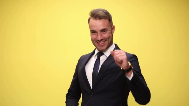 Ελκυστικός Επιχειρηματίας Χαμογελώντας Στην Κάμερα Χορεύοντας Χέρια Και Σώμα Του — Αρχείο Βίντεο