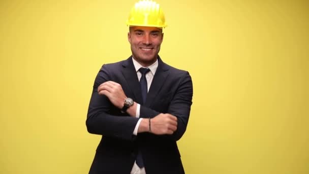 Kasklı Seksi Adamı Elleri Cebinde Gülümsüyor Kollarını Kavuşturuyor Sarı Arka — Stok video