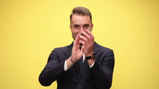 Mutlu Adamı Ellerini Çırpıyor Baş Parmağını Kaldırıyor Sarı Arkaplanı Işaret — Stok video