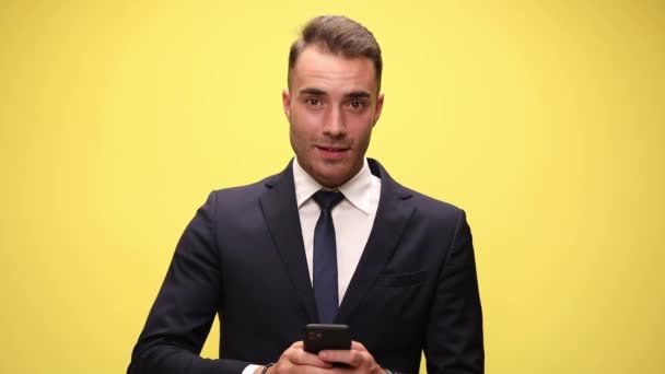 Joven Hombre Negocios Guapo Mensajes Texto Teléfono Celebrando Éxitos Con — Vídeo de stock