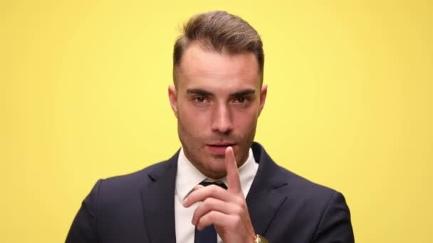 Zblízka Mladý Podnikatel Žádající Ticho Žlutém Pozadí — Stock video